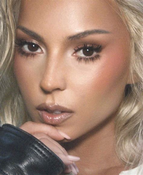 Frosted Lips Are the Nostalgic Makeup Trend You'll See at Every Holiday