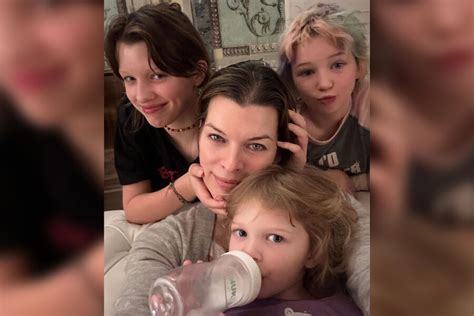 Милла Йовович опубликовала редкое фото с тремя дочерьми - Газета.Ru ...