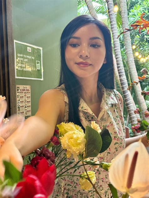 Hannah Nguyen - Vừa uống cafe, cắm hoa cho trung thu mà... | Facebook