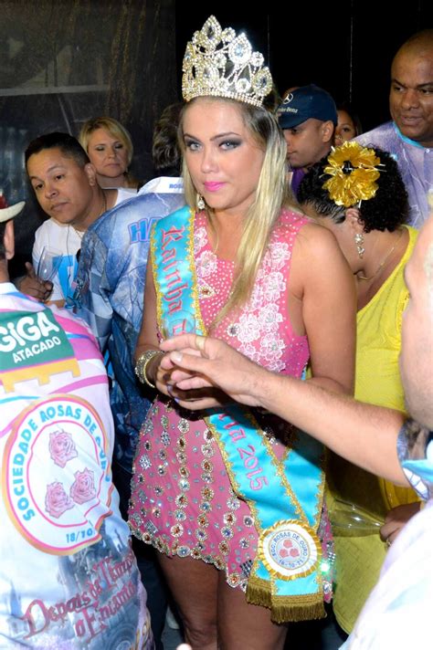 Foto: Ellen Rocche foi coroada rainha de bateria da escola de samba