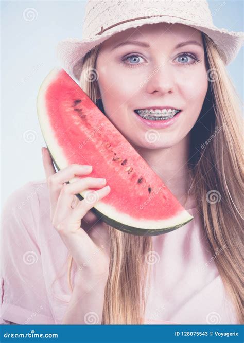 Mulher Que Guarda O Fruto Da Melancia Imagem de Stock - Imagem de comer