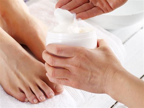 Essential Oils for Cracked Heels: How to Fix Them with Aromatherapy