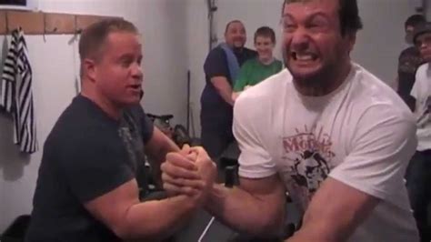 armwrestling. Джон Милн и Девон Ларратт демонстрируют "Can Opener ...
