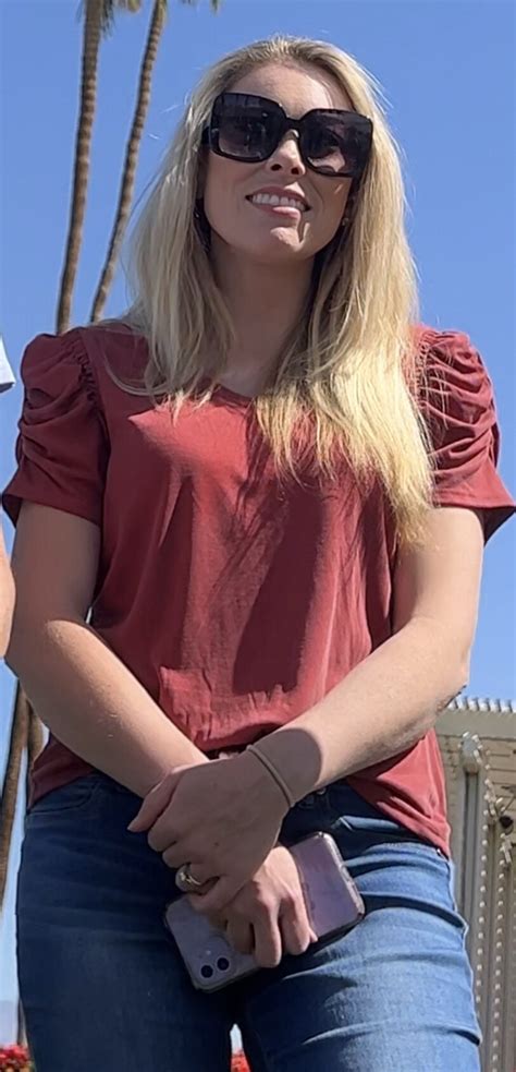 Tight perky blonde MILF - Tight Jeans - Forum