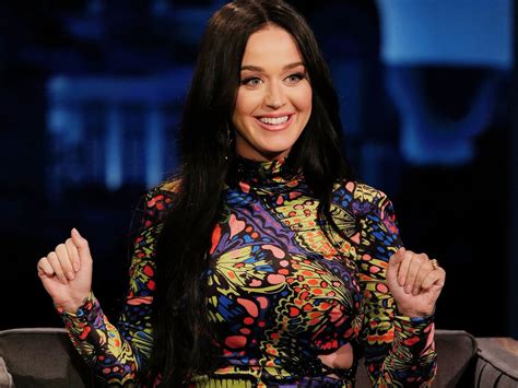 Katy Perry tregon flokët e saj të vërtetë dhe pranon gjithçka është