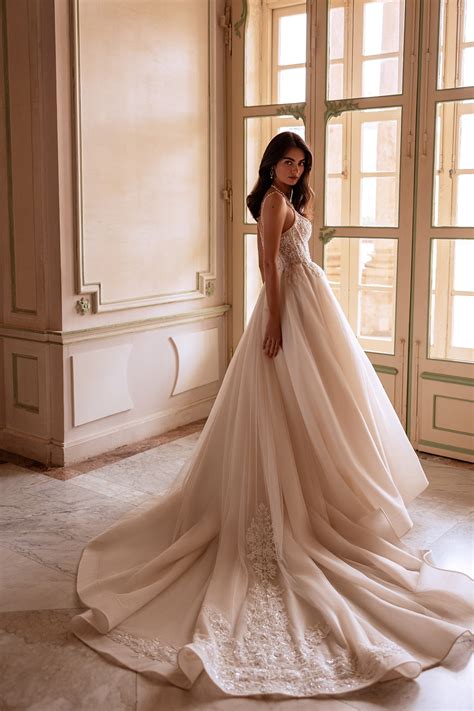 Royal Elegance: RE246 Maggie