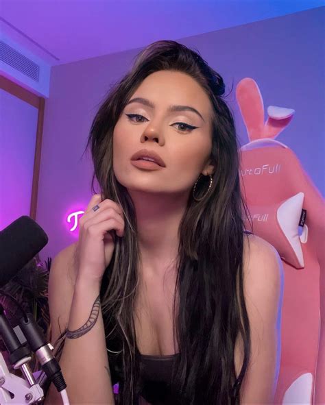 Why is she so perfect 🥶 if anyone wants to rp as her for me KiK