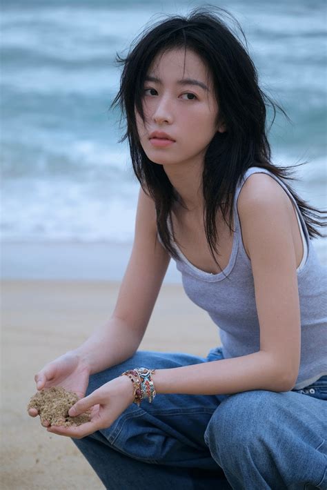 China Entertainment News: Zhou Yutong enjoying sand and sea