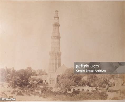 india delhi qutb minar view   minaret stock  high res