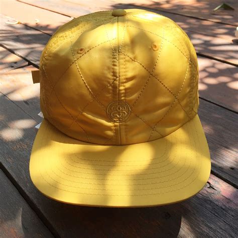 หมวก stussy ผ้าไนลอน เย็นเป็นตาราง ข้างหลังปรับขนาดได้คะ สภาพเหมือนใหม่ ...