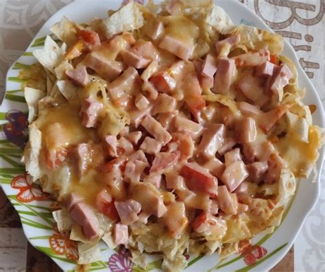 zavtrak iz rvanogo lavasa  kolbasoi iaicami  syrom posagovyi recept