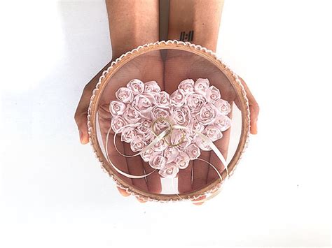 ideias criativas de como levar  aliancas ao altar enoivado