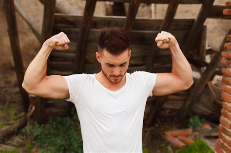 strong guy images    freepik