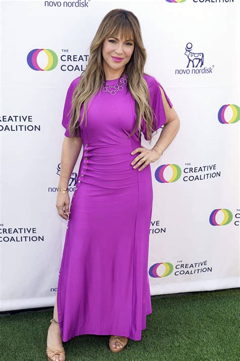 Après : Alyssa Milano à 50 ans en robe flashy