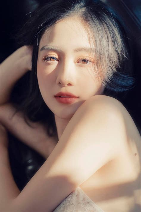 Tung ảnh chụp thân hình nuột nà kèm vẻ đẹp tinh khôi, hot girl Việt
