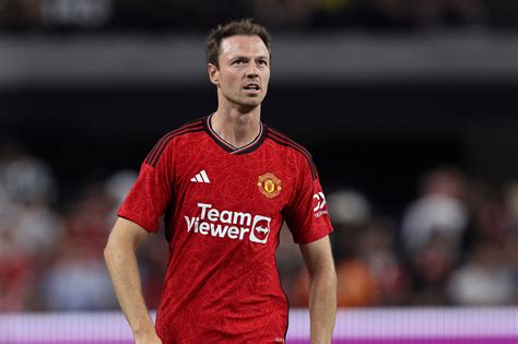 Manchester United set to sign Northern Ireland defender Jonny Evans on