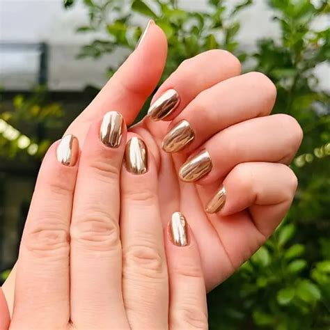 Unha Cromada Dourada - Unha cromada - tendência de nail art