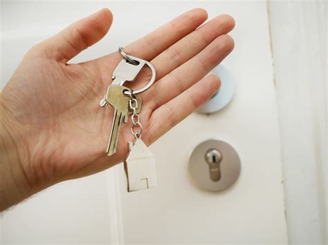 Learn the Types of Apartment Keys | Roomi