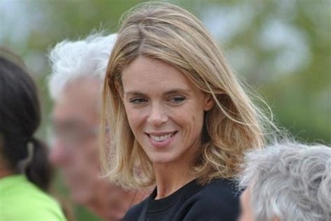 exhibition sexuelle lagresseur de julie andrieu  de ses enfants