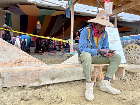 Festival Burning Man: début de "l'exode" hors du bourbier en plein désert