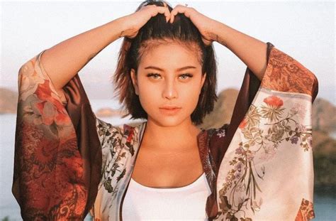 awkarin ngaku butuh viral lewat video nangis nangis netizen bandingkan