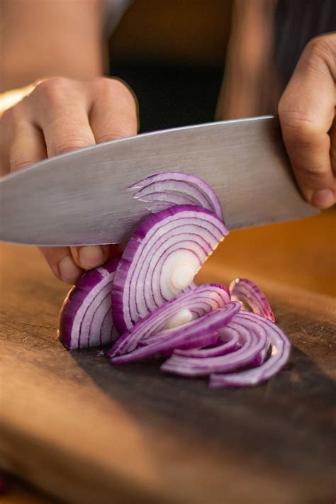 How to Cut Onions Without Crying (5 Tips for Tearless Onion Cutting ...