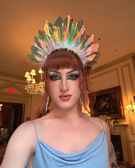 Vicky Vee | 📍East Village / @joyfacenyc 📸 - @vvisionsphotog 👗