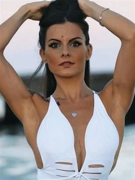 Elena Maraga inguaia il papà che l'ha denunciata: "Chi è l'immorale