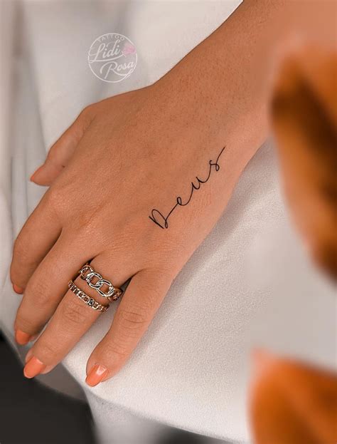 Tatuagem De Nome Na Mão - Tatuagem nome deus na mão | Tatuagem com nome, Tatuagens com nome do ...