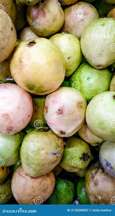 guava   good fruit   seeds  red color   skin