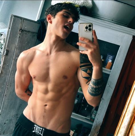 sun makes them stand out nicely : r/BoysWithAbs