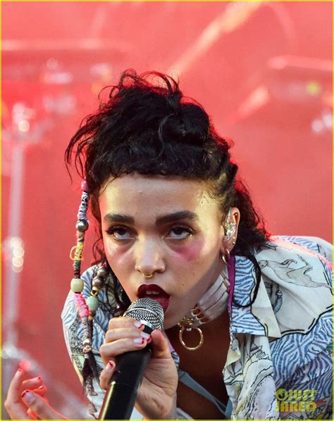 FKA twigs Displays Her Rock Hard Abs for Osheaga Performance (Video ...