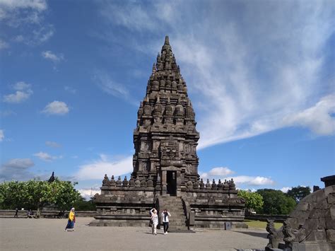 Sejarah Candi Prambanan dan Keelokannya di Pagi Hari