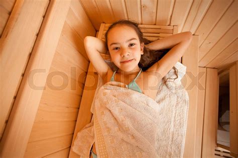 Porträt von kleinen Mädchen Seetal sauna | Stock Bild | Colourbox