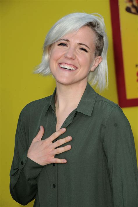 Hannah Hart – HawtCelebs