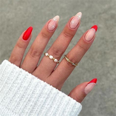 47 IRRESISTIBLE CHRISTMAS NAILS YOU'LL WANT TO COPY - Stylin by Sarita