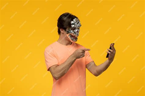 Страшная маска, ужасающий симпатичный парень, делающий селфи в ...