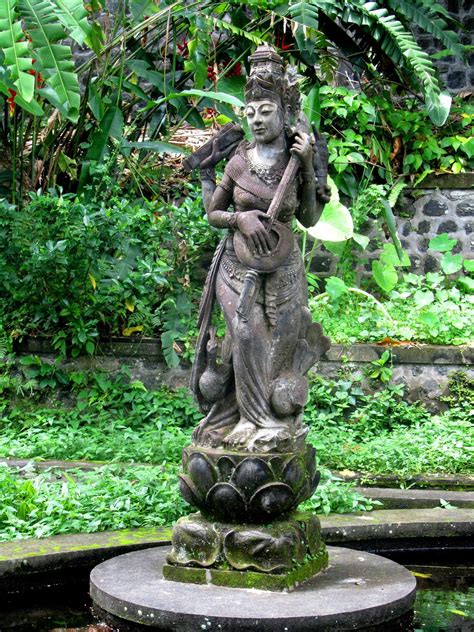 Необычный водный дворец Тирта Ганга (Tirta Gangga) на Бали