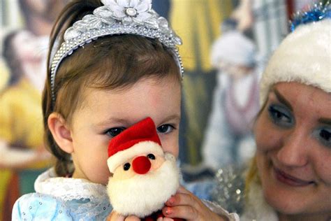 Стоит ли дарить подарки детям из сиротских учреждений