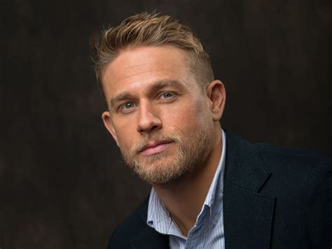 Wer ist Charlie Hunnam? Alles über die Karriere und das Leben