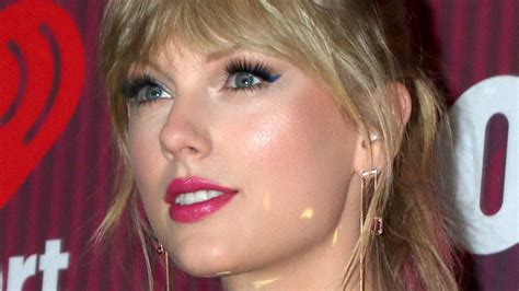 Taylor Swift Fans Are Furious Over A Sign Comparing Her Exes To ...