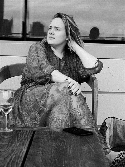 Em momento raro, Adele compartilha cliques sem maquiagem | Celebridades