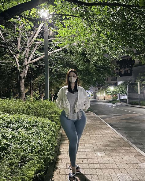 Middle night pose : r/Xxapple