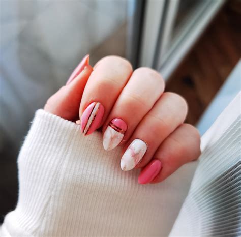 First try making a marble effect 💕🤍 : r/Nails