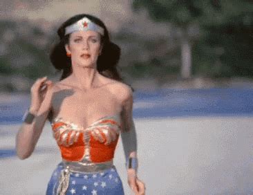 Wonder Woman GIF - Wonder Woman Running - Discover & Share GIFs