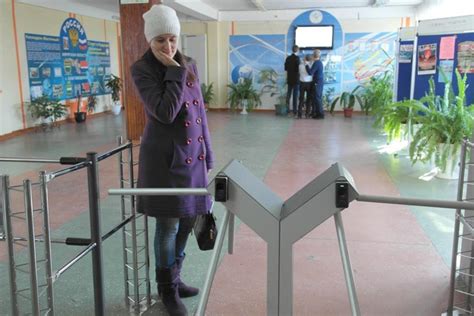Школа в Красноярском крае установила турникет на входе и ввела платные ...