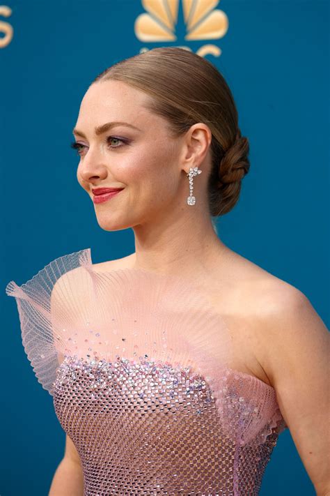 Amanda Seyfried Serves Up Mermaidcore on the 2022 Emmys Red Carpet—See Pics | Glamour