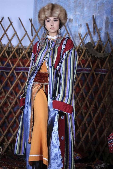 Kyrgyz tradtional clothes | Kleidung, Textilien, Musik