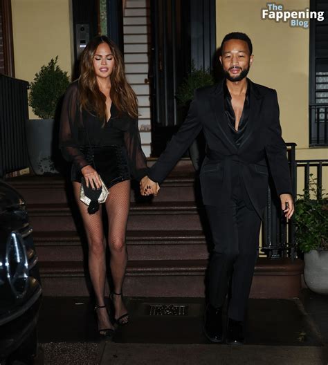 Chrissy Teigen Flashes Her Nude Boobs in New York – Fappening🍆💦