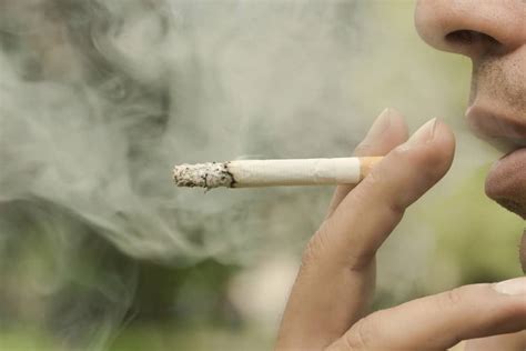 Cara Menghindari Asap Rokok yang Berbahaya untuk Kesehatan | Hello Sehat